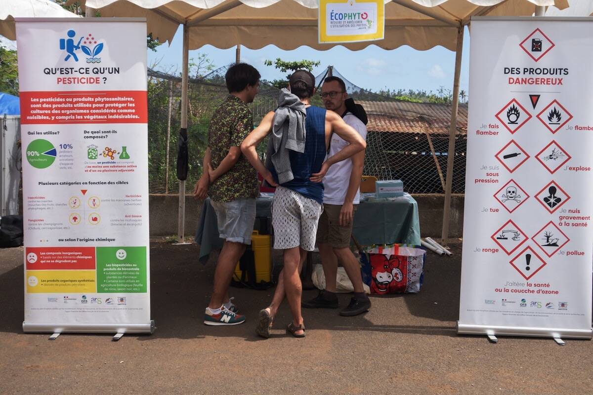 Pengunjung berkumpul di sekitar booth informasi dalam event outdoor — contoh brand activation yang menarik