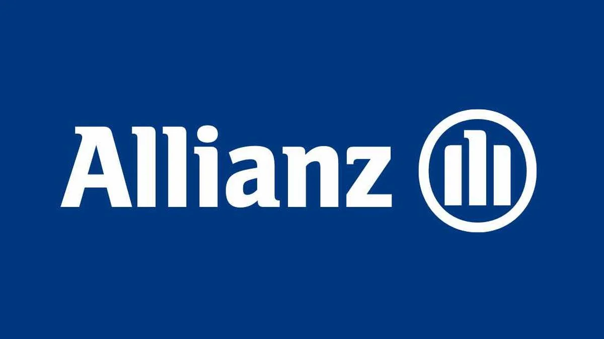 Peserta Allianz MDRT berpose di depan Glambot Wefio dalam suasana gala yang elegan